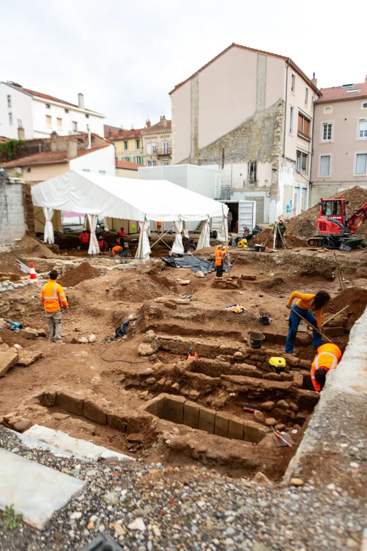 200 Medieval Graves Unearthed in Southern France - Image 3