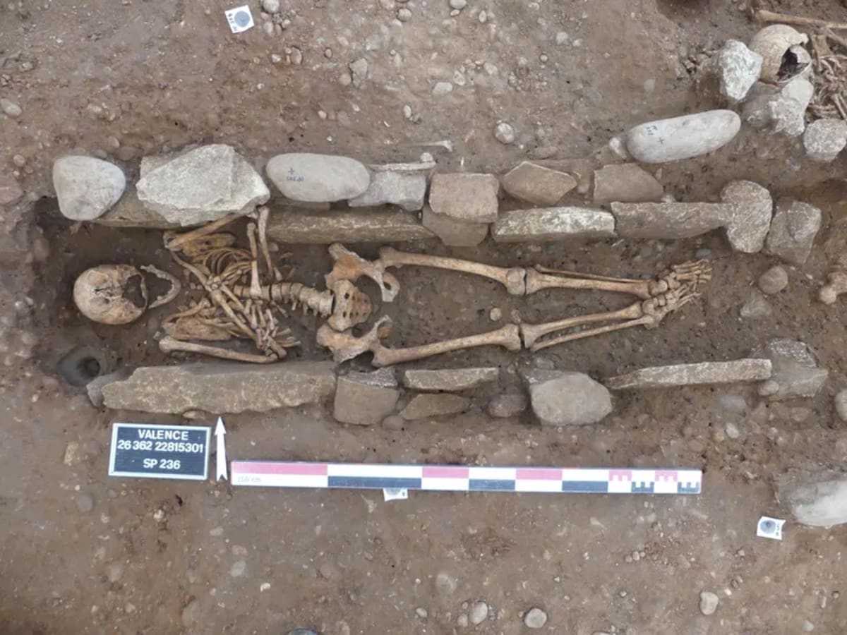 200 Medieval Graves Unearthed in Southern France - Image 5