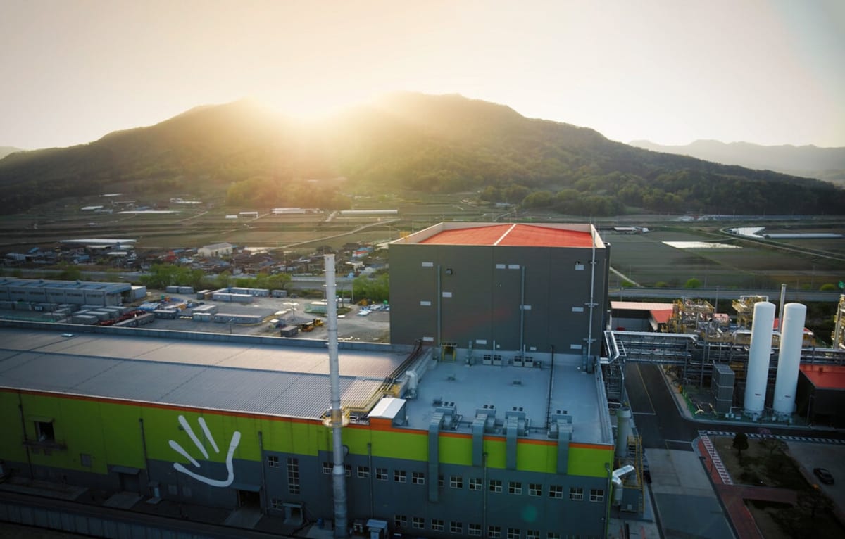 World's First EV-Scale Silicon Battery Plant Opens in Korea - Image 2