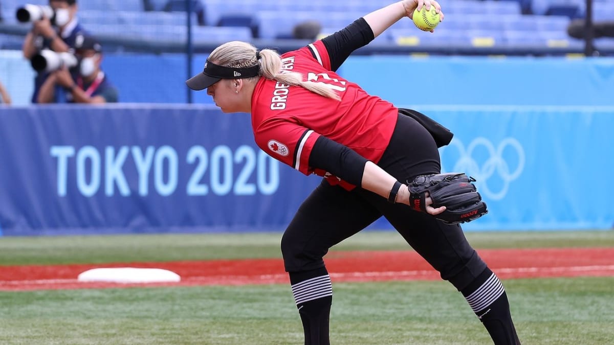 Sara Groenewegen pitching for Canada during the 2021 Tokyo Olympics softball competition