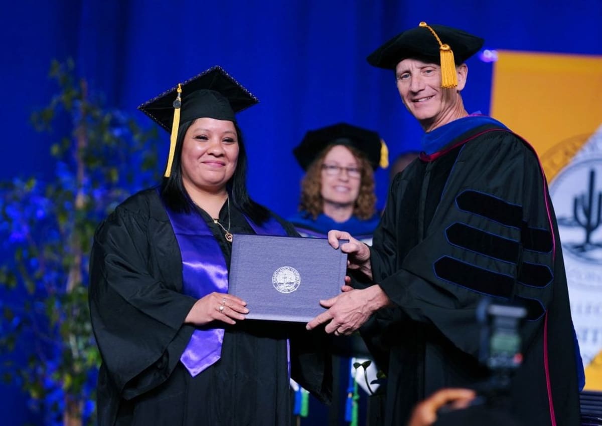 Mom Graduates After Tragic Loss Took Husband and 2 Kids - Image 3