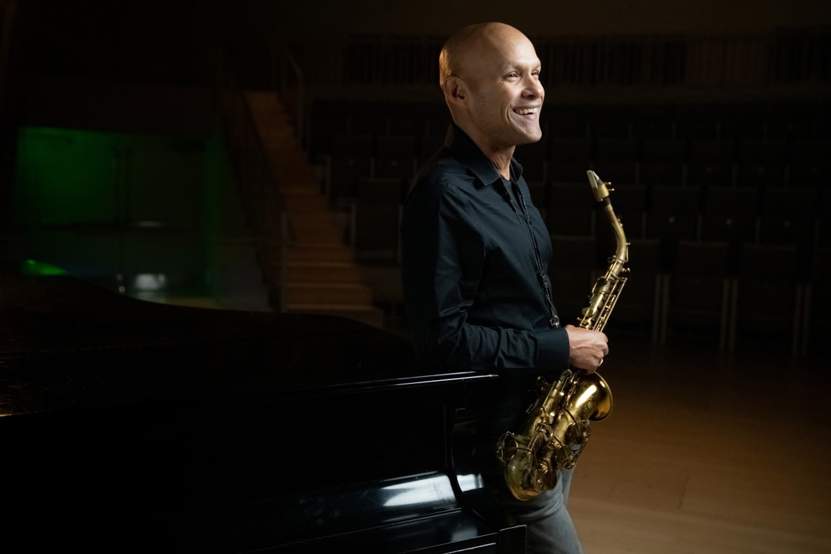 Grammy-winning saxophonist Miguel Zenón playing saxophone while teaching at MIT