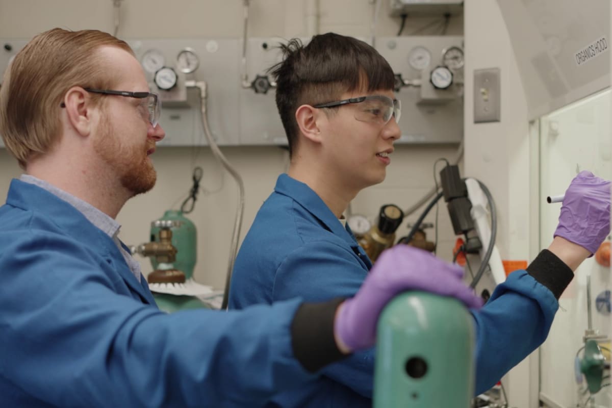 MIT graduate students Fang-Yu Kuo and Glen Junor working with carbon capture equipment in laboratory