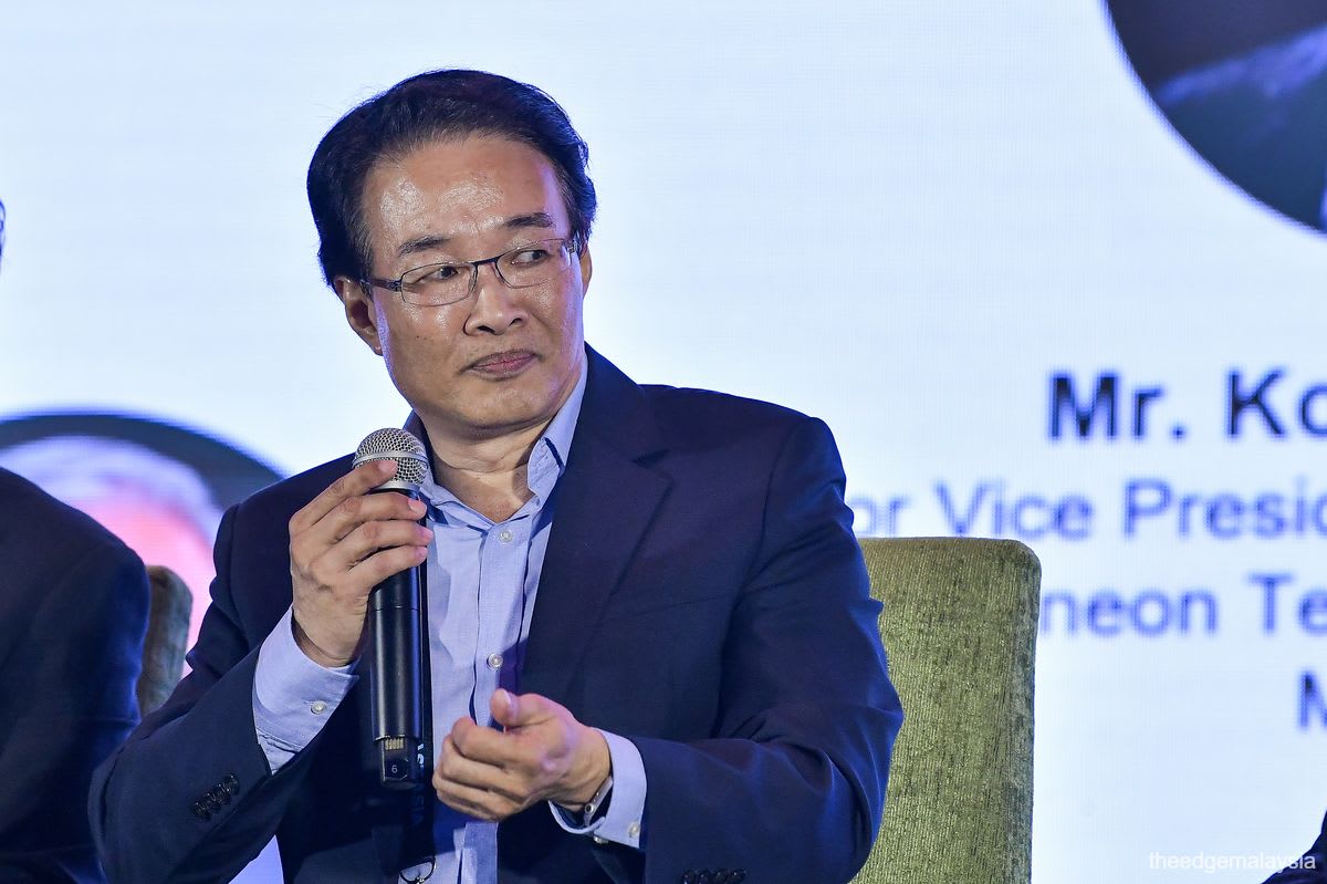 SK Fong presenting to engineering students at Universiti Teknologi Malaysia campus