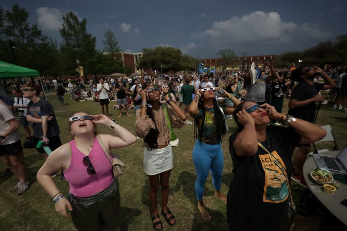 Watching Eclipses Together Doubles the Wonder, Study Finds