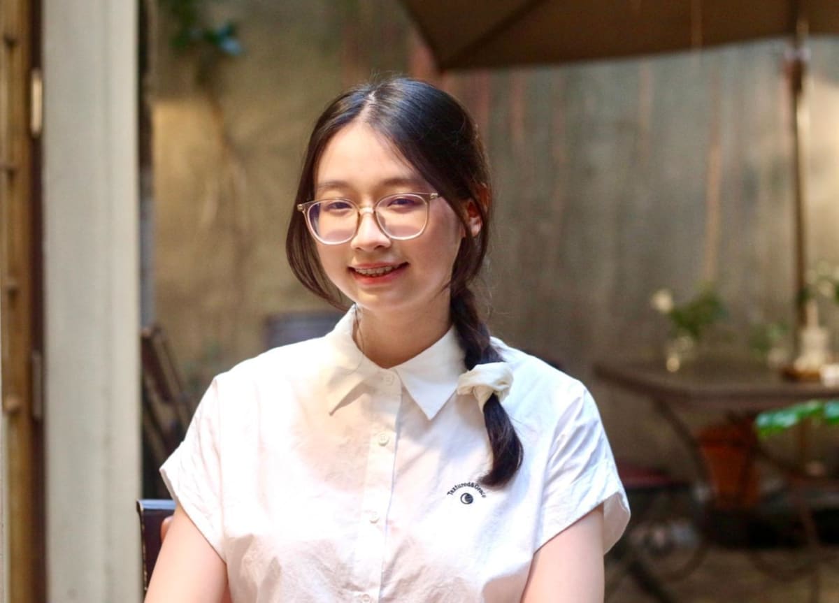 Vietnamese student Hoang Huong Giang smiling during interview in Hanoi about choosing Korean technology university