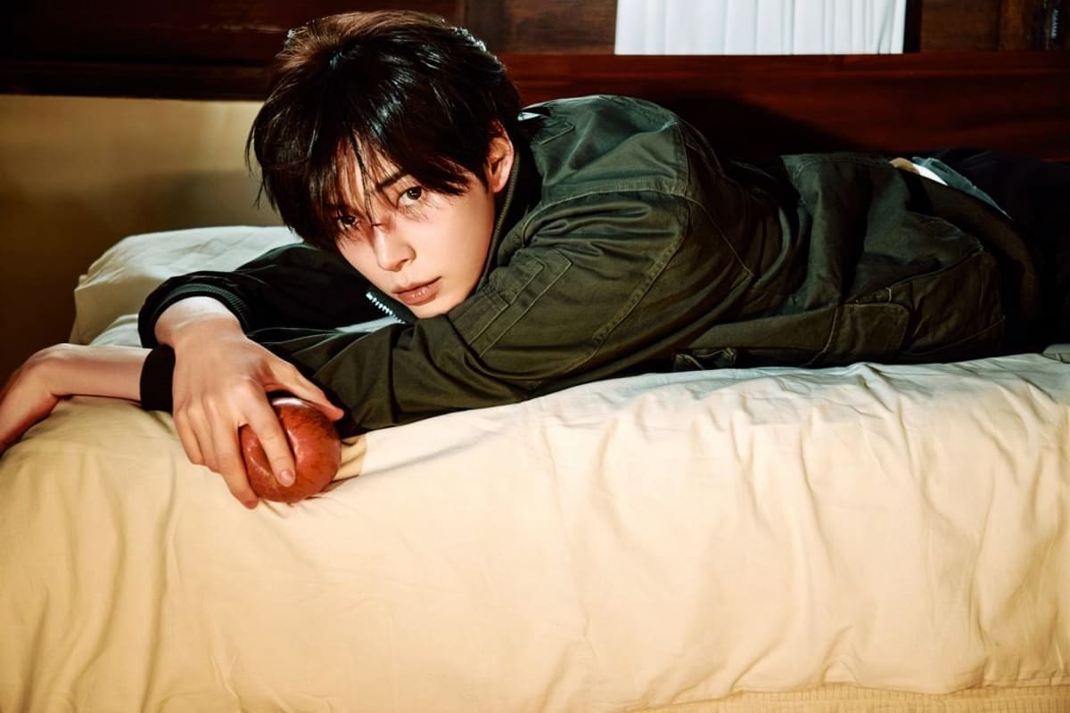 K-pop singer Sung Han-bin smiling in professional photo, leader of group ZEROBASEONE