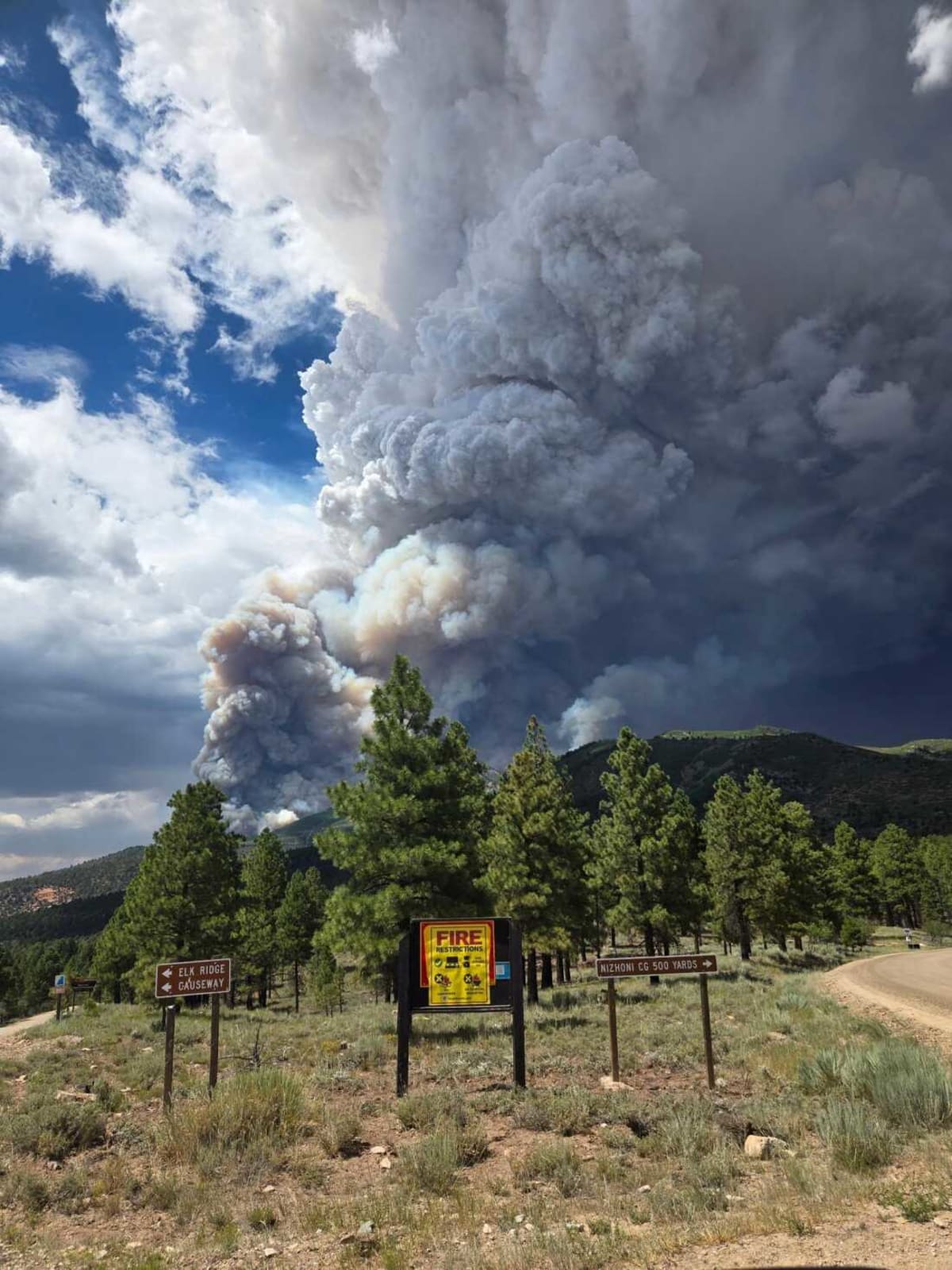Utah Town Rallies Behind 1,500 Firefighters Battling Blaze - Image 3