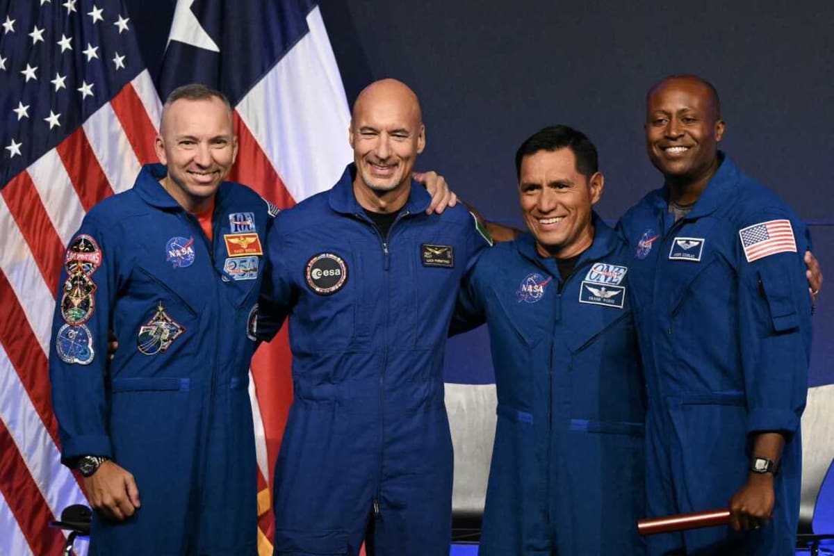 NASA Names 4-Astronaut Crew for Artemis III Mission - Image 2