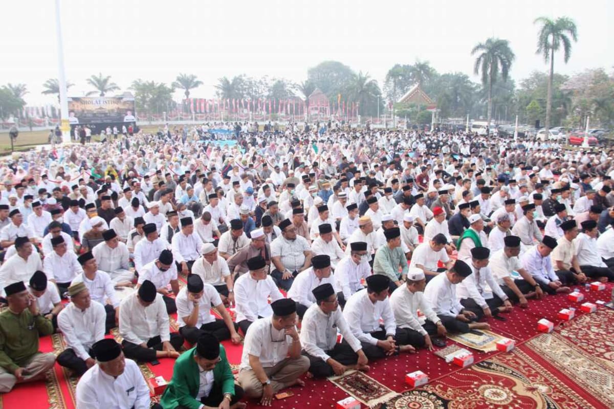3,000 Indonesians Unite in Prayer as Nation Fights Wildfires - Image 2