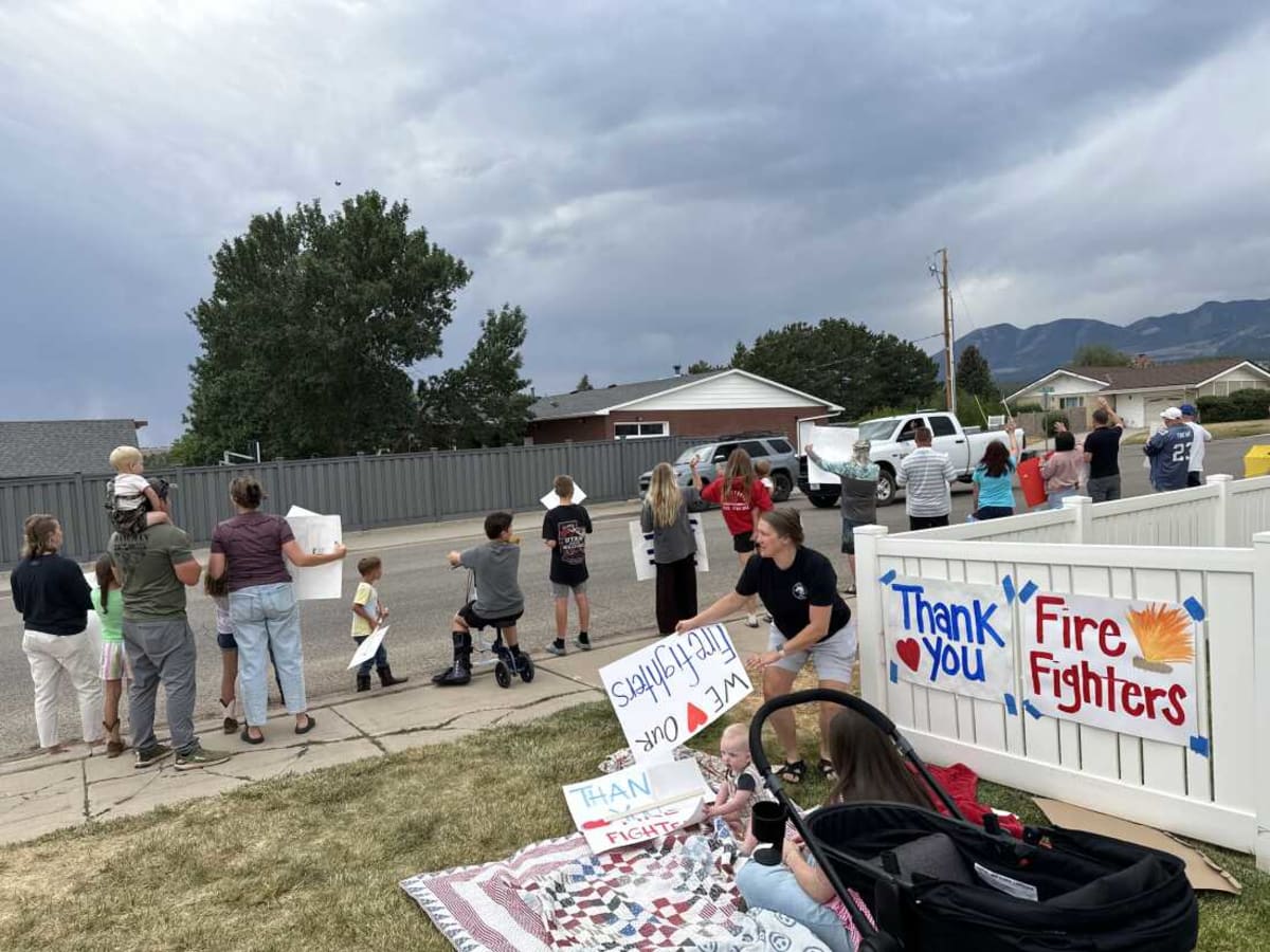 Utah Town Rallies Behind 1,500 Firefighters Battling Blaze - Image 5