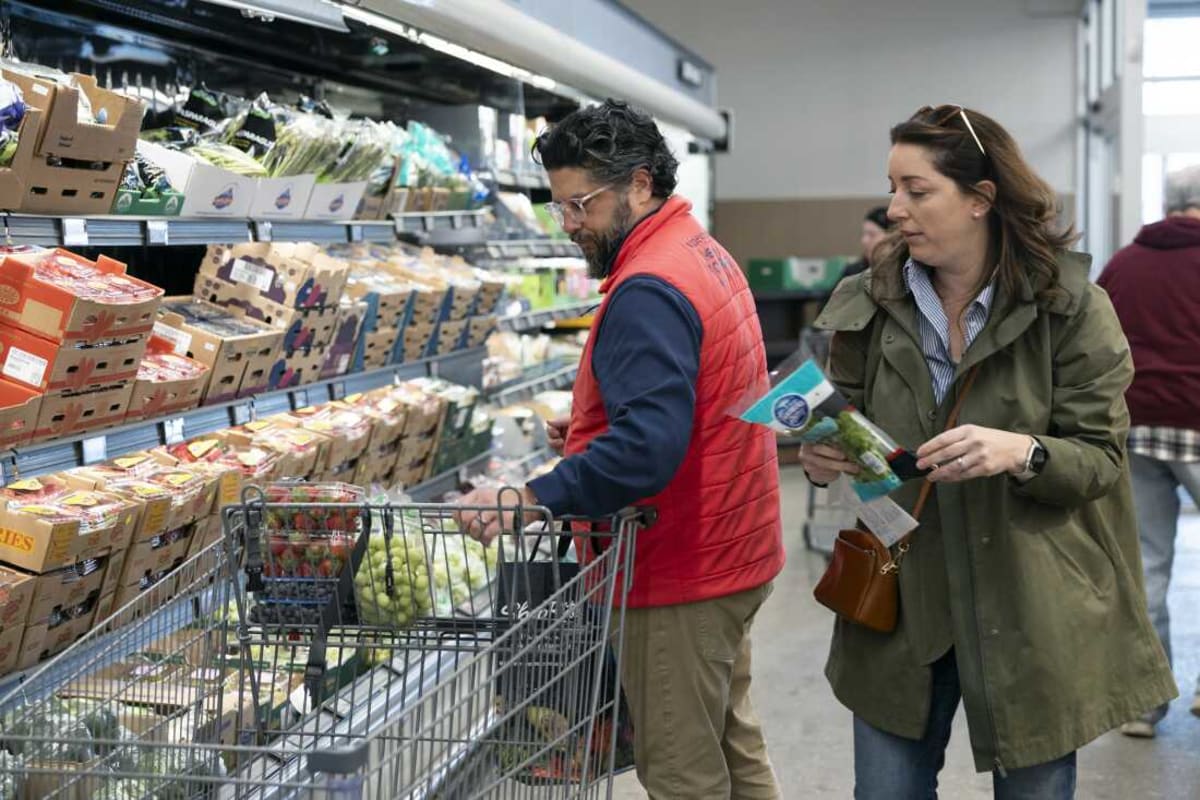 Smart Shoppers Lose the Shame at Budget Grocery Stores - Image 2
