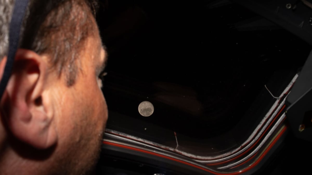 Astronauts Name Moon Crater 'Carroll' for Late Wife