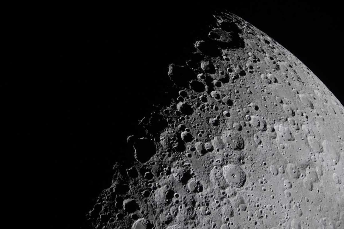 Artemis II Crew Photographs 54-Minute Eclipse from the Moon - Image 4