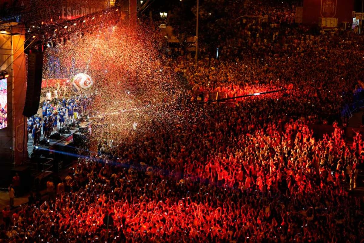 Nearly 2 Million Welcome Spain's World Cup Winners Home - Image 2