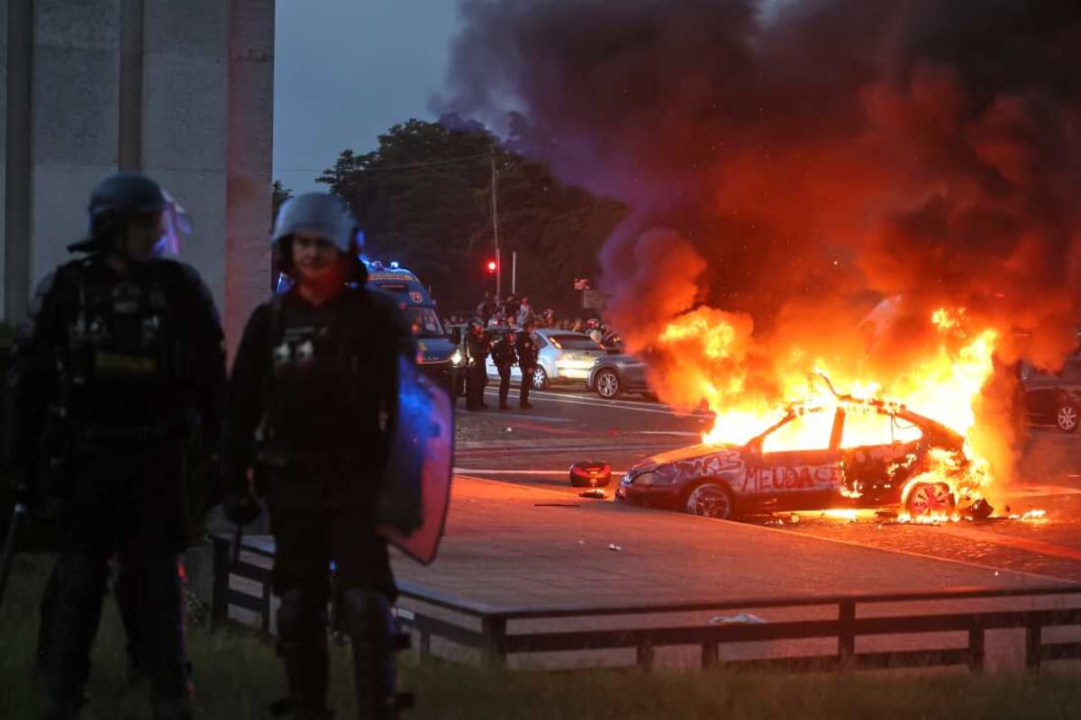 100K PSG Fans Celebrate Peacefully After Champions Win - Image 4