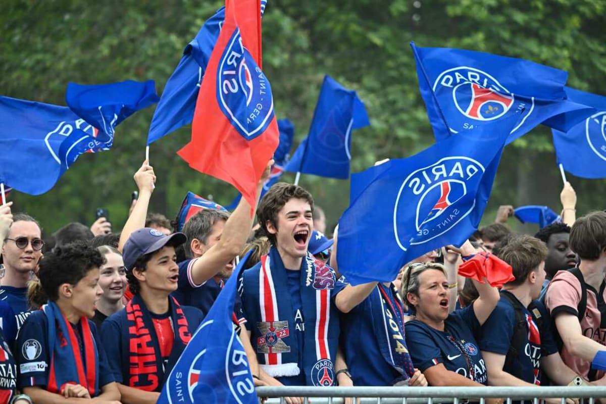 100K PSG Fans Celebrate Peacefully After Champions Win - Image 2