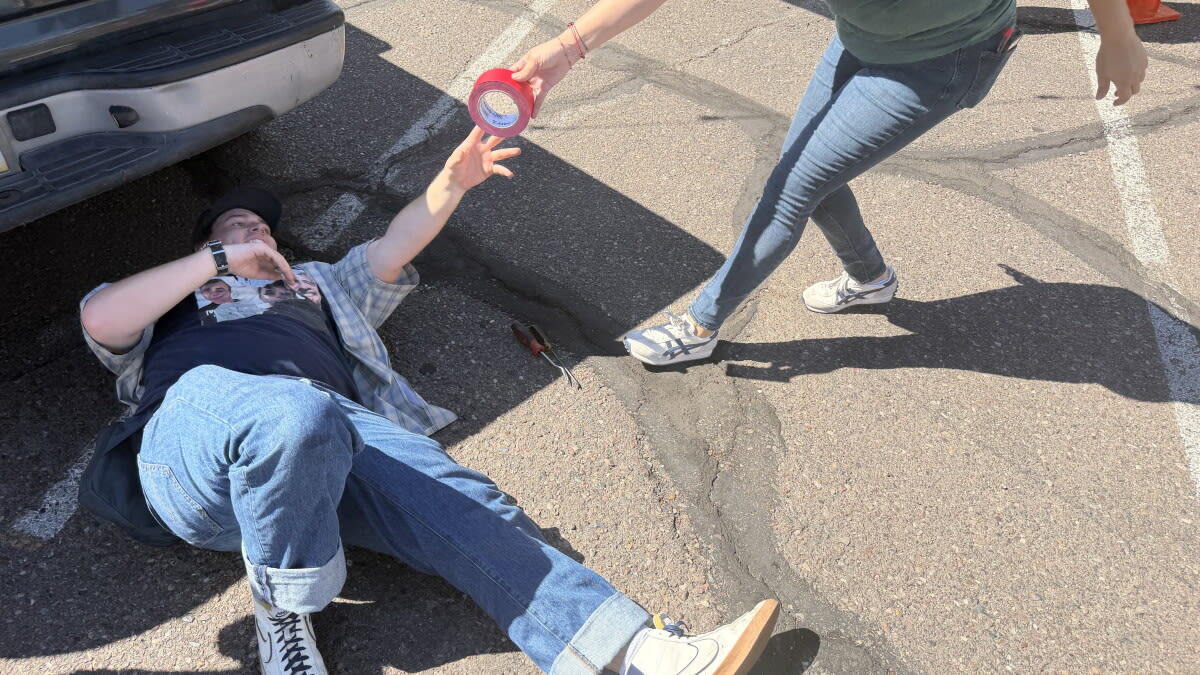 Phoenix Volunteers Fix Car Lights to Keep Drivers Safe - Image 2