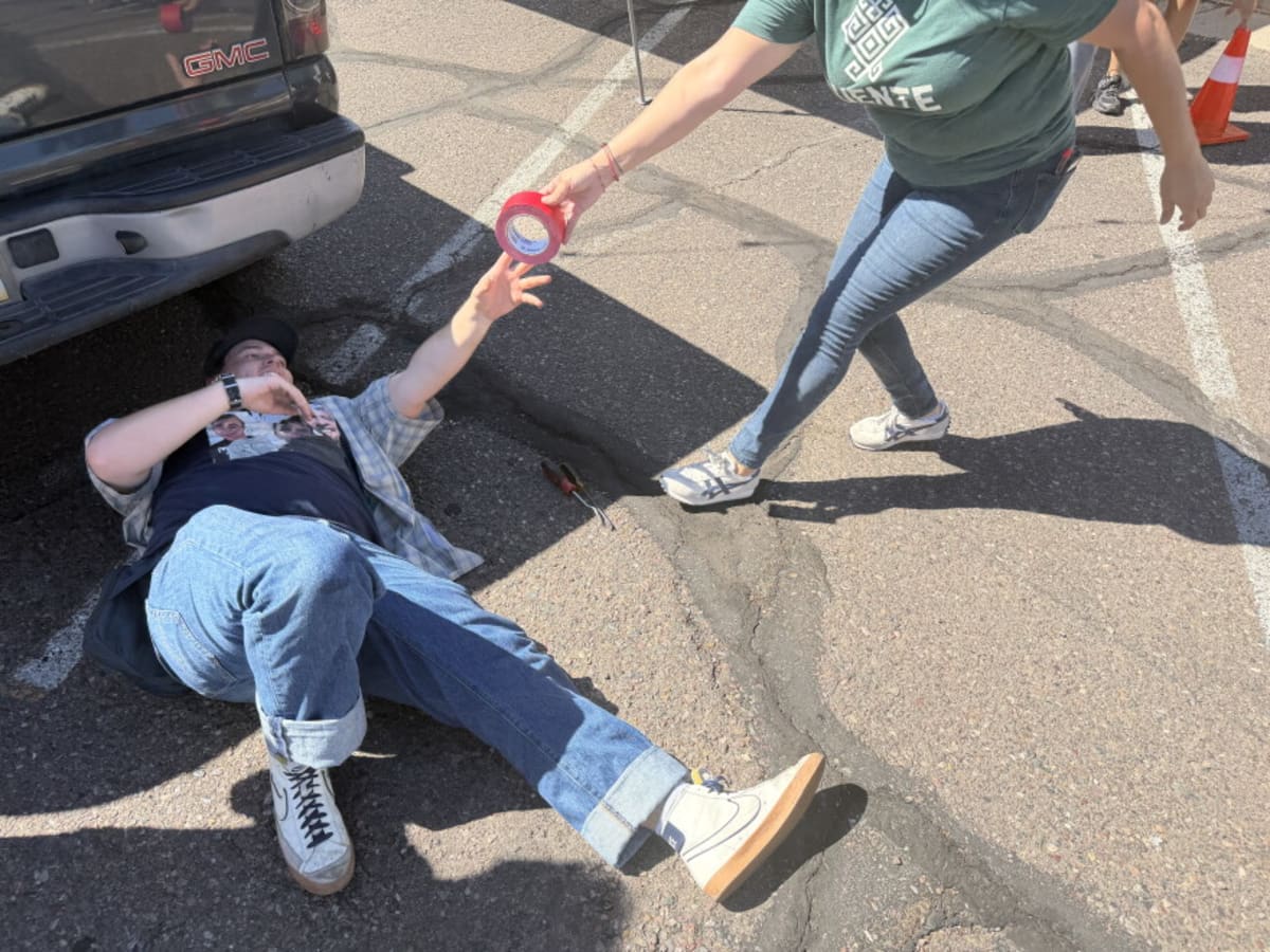 Phoenix Volunteers Fix Car Lights to Keep Drivers Safe - Image 3