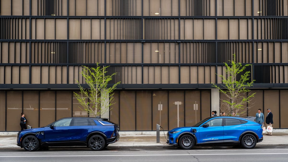 NYC Adds 600 Electric Vehicle Charging Stations to Streets