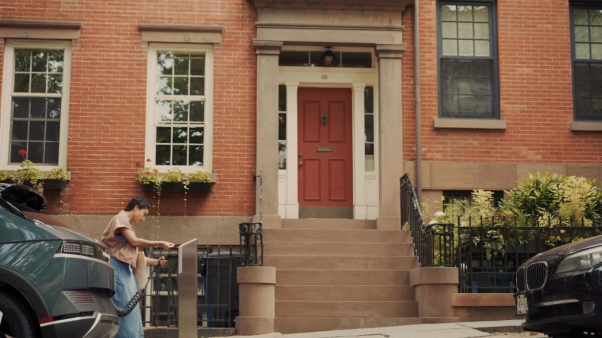 NYC Adds 600 Electric Vehicle Charging Stations to Streets - Image 4