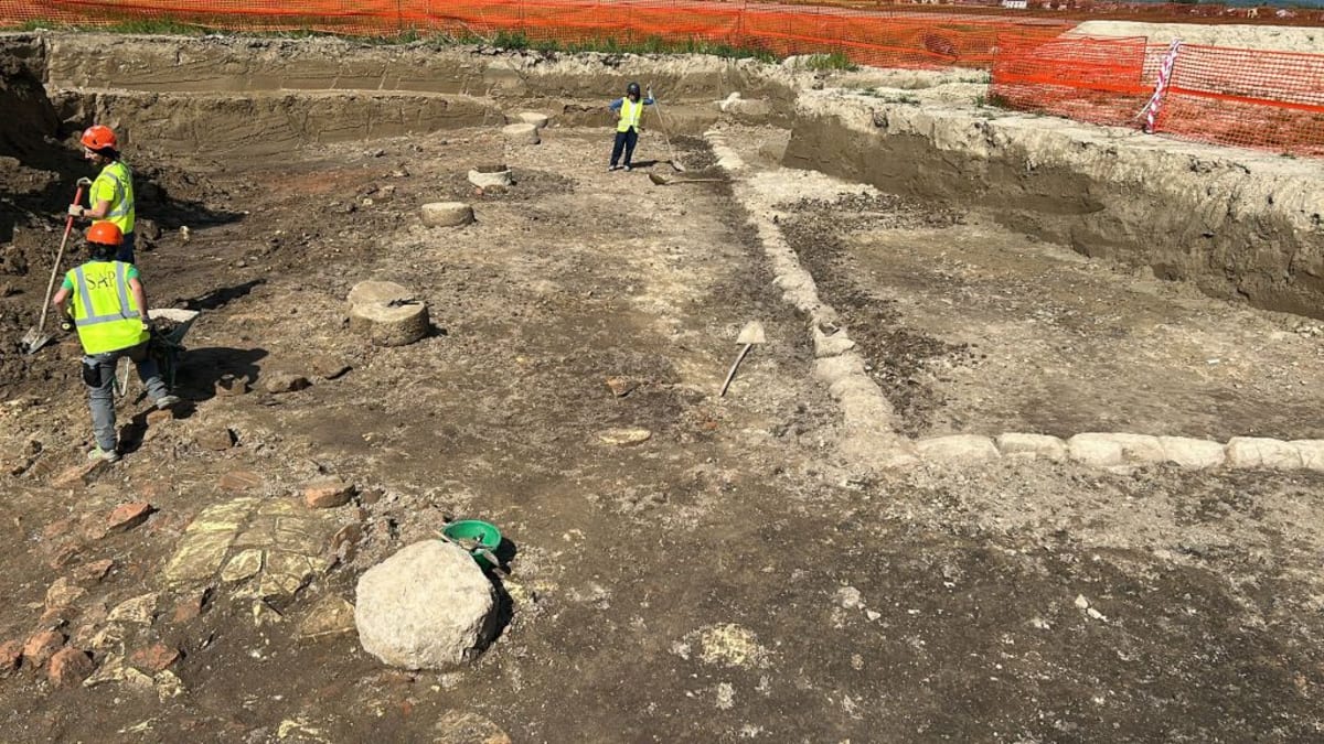 Road Workers Find 2,500-Year-Old Temple in Italy - Image 3