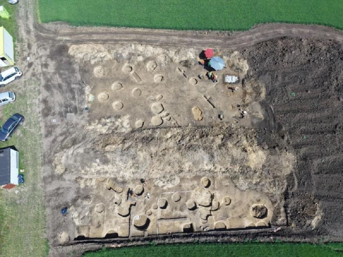 Czech Site Yields 1,000+ Ancient Artifacts Before Rail Build - Image 3