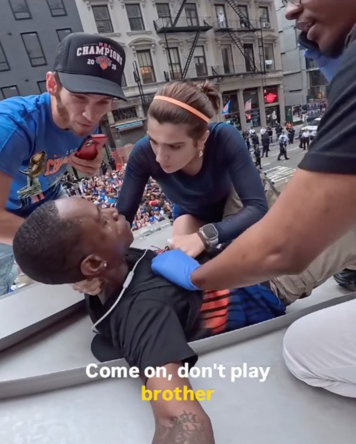 Knicks Fans Scale Structure to Save Overdose Victim at Parade - Image 4