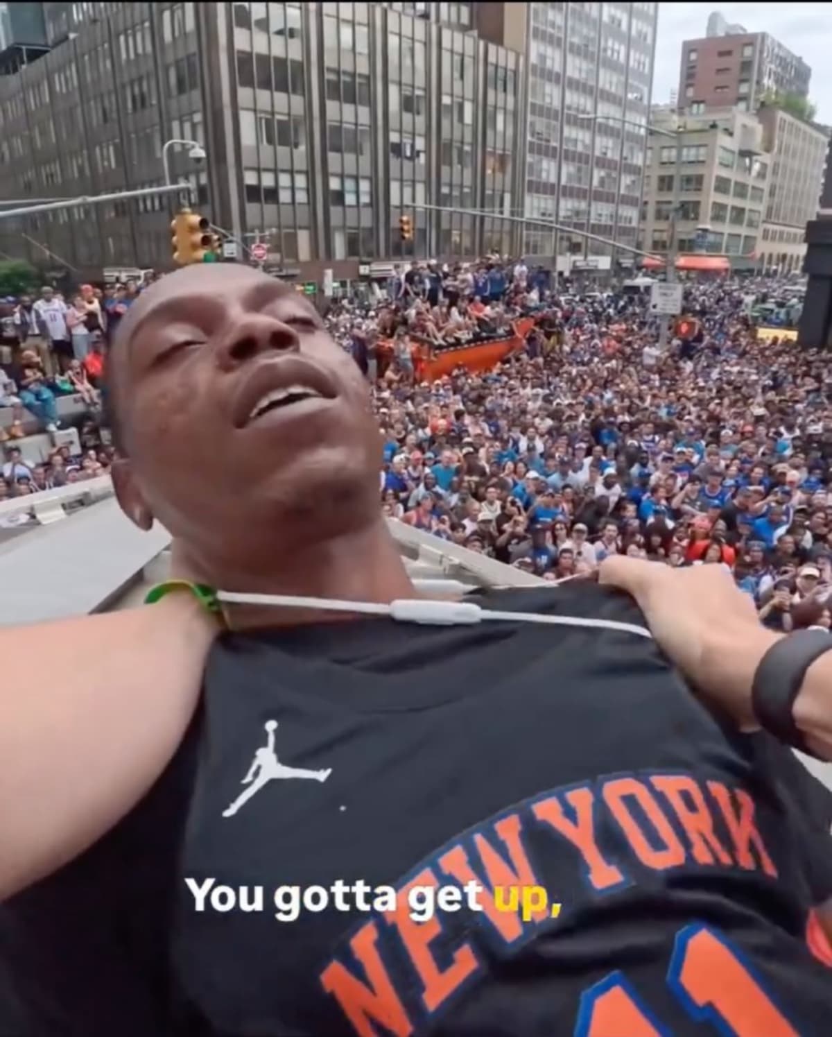 Knicks Fans Scale Structure to Save Overdose Victim at Parade - Image 3
