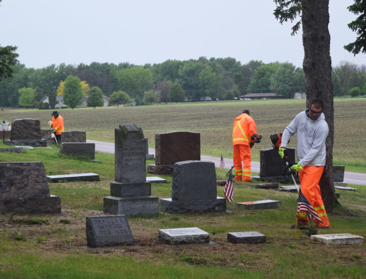 Volunteers Save Cemetery 110 Hours Before Memorial Day - Image 3