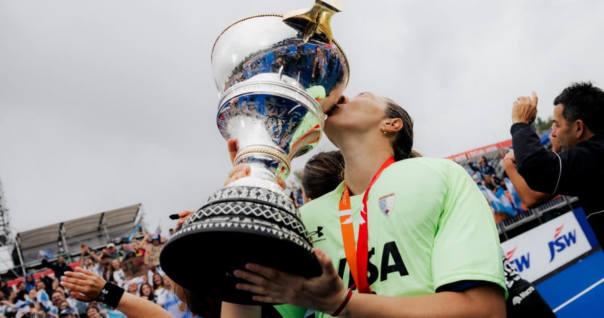 Cris Cosentino kisses the Women's Hockey World Cup trophy after Argentina's victory in Amstelveen