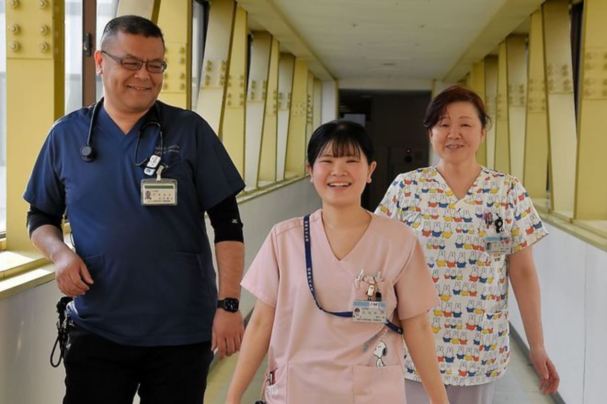 ** Nagi Tanaka stands with former nursery teacher Yumi Okamoto and doctor Nobuyuki Yamamoto at Kobe University Hospital
