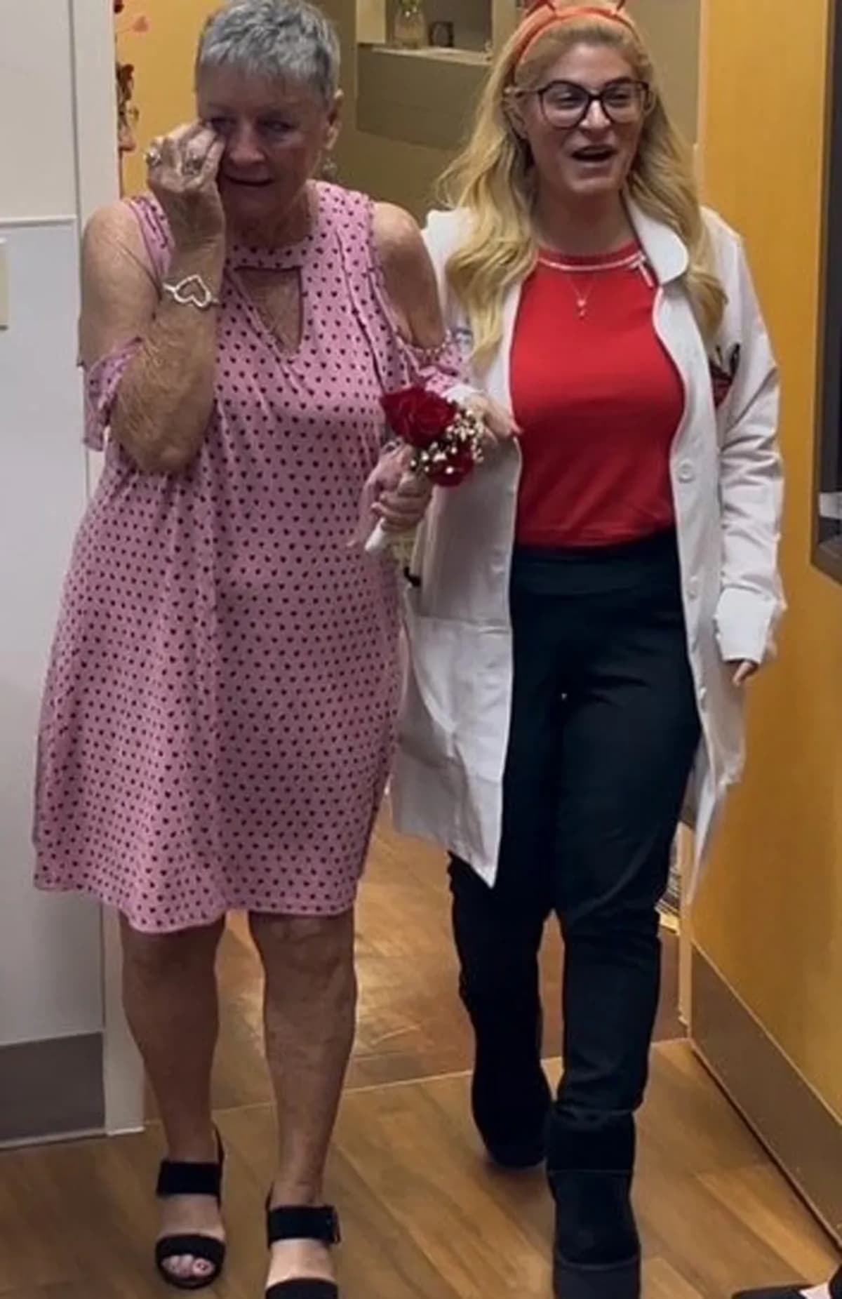 Florida Nurses Surprise Cancer Patient with Vow Renewal - Image 4