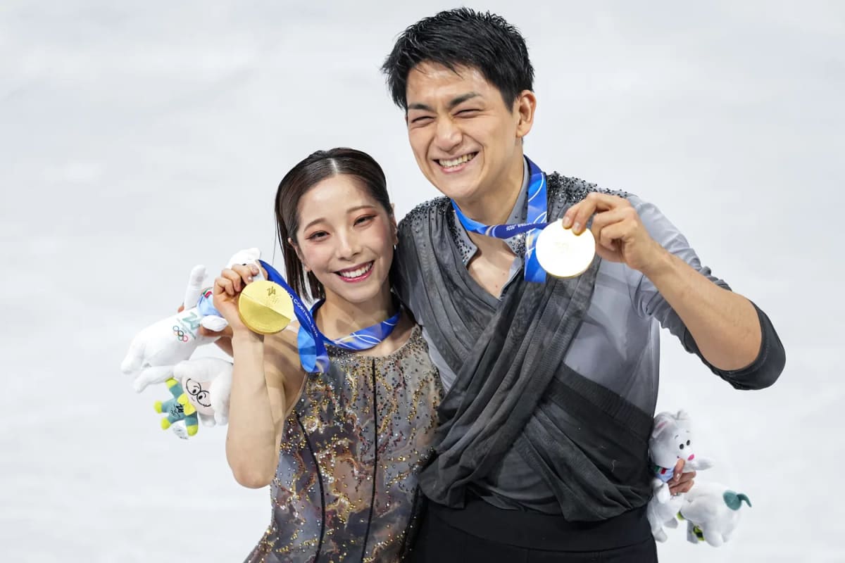 Olympic Gold Medalists Get Engaged on Ice in Japan - Image 3