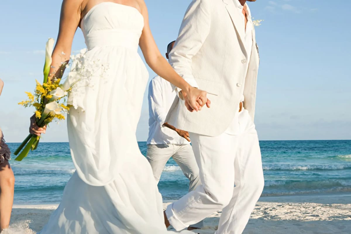 800 Teens Crash Florida Beach Wedding, Stay for Vows - Image 4