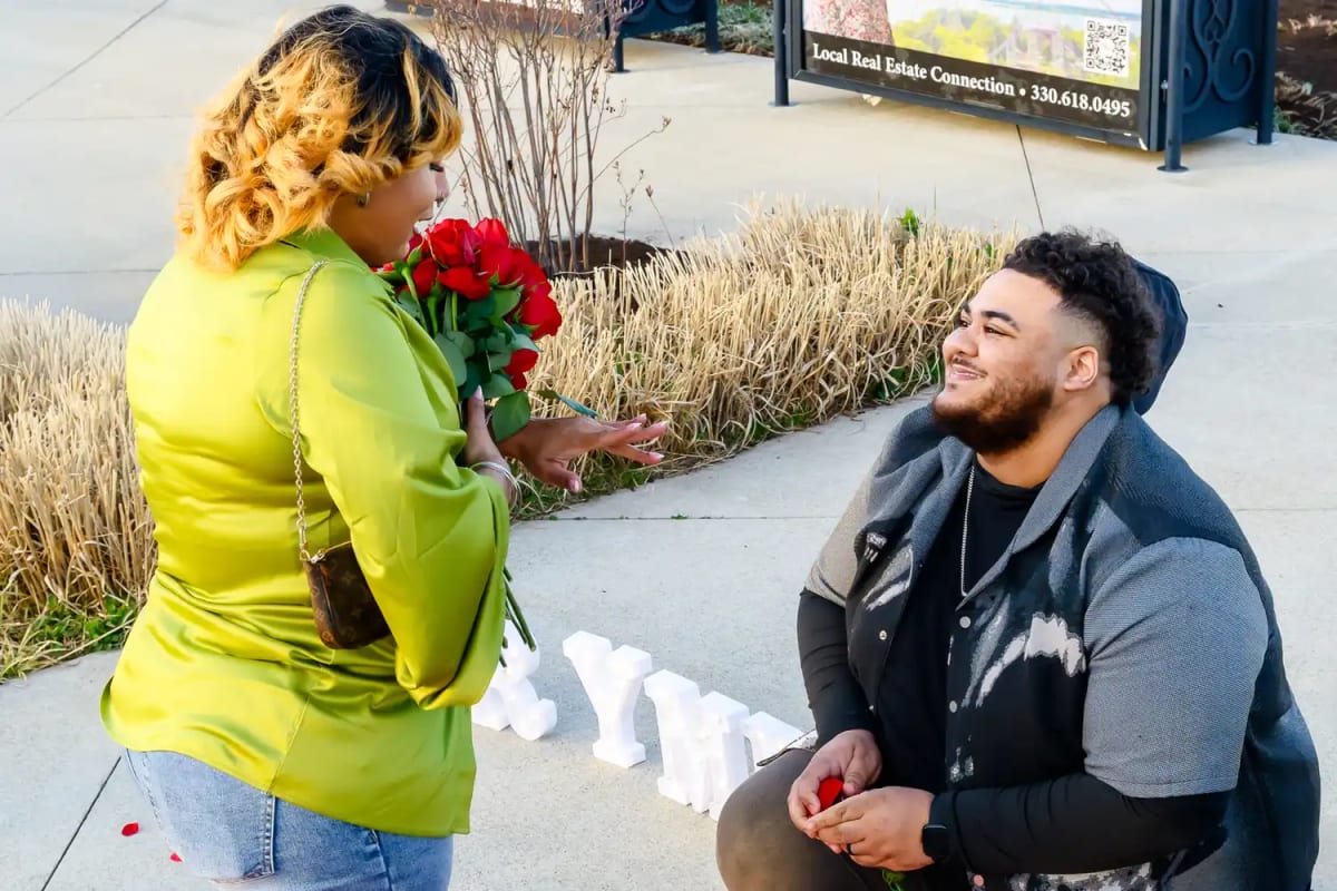Volleyball Team Helps Stranger's Viral Pier Proposal - Image 3
