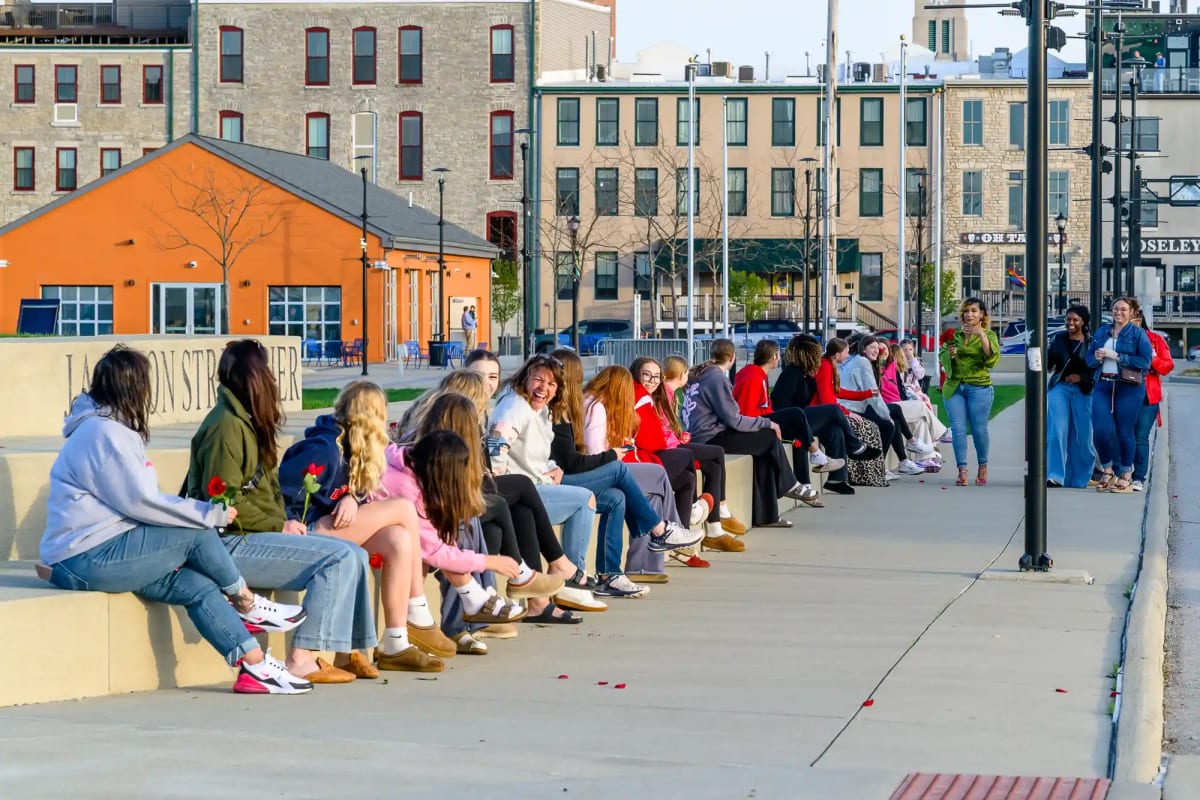 Volleyball Team Helps Stranger's Viral Pier Proposal - Image 5