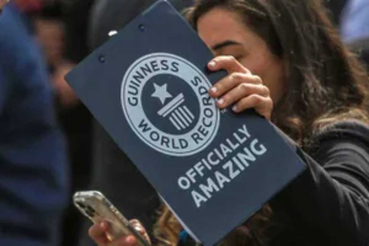 Goldfish Drives 40 Feet in Custom Car for World Record - Image 5