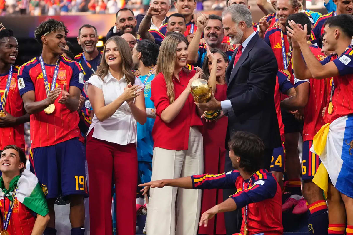 Spanish Princesses Reunite With World Cup Trophy After 16 Years - Image 3