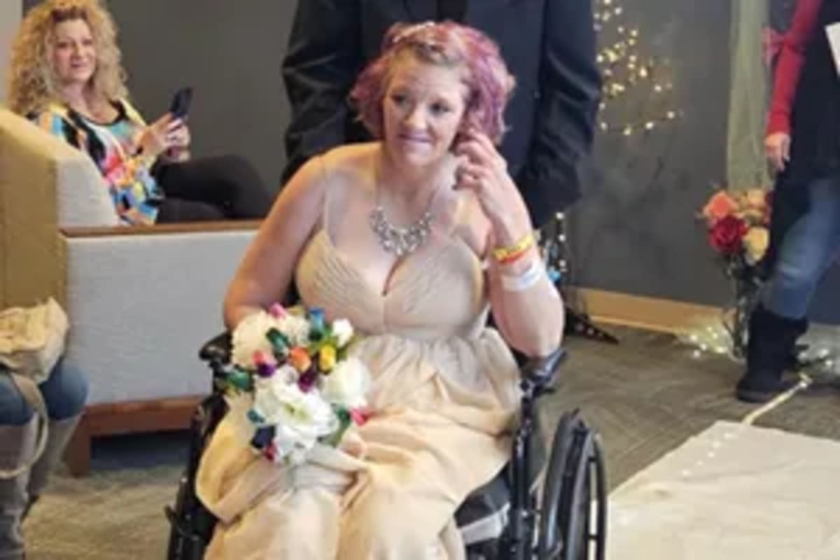 Florida Nurses Surprise Cancer Patient with Vow Renewal - Image 5