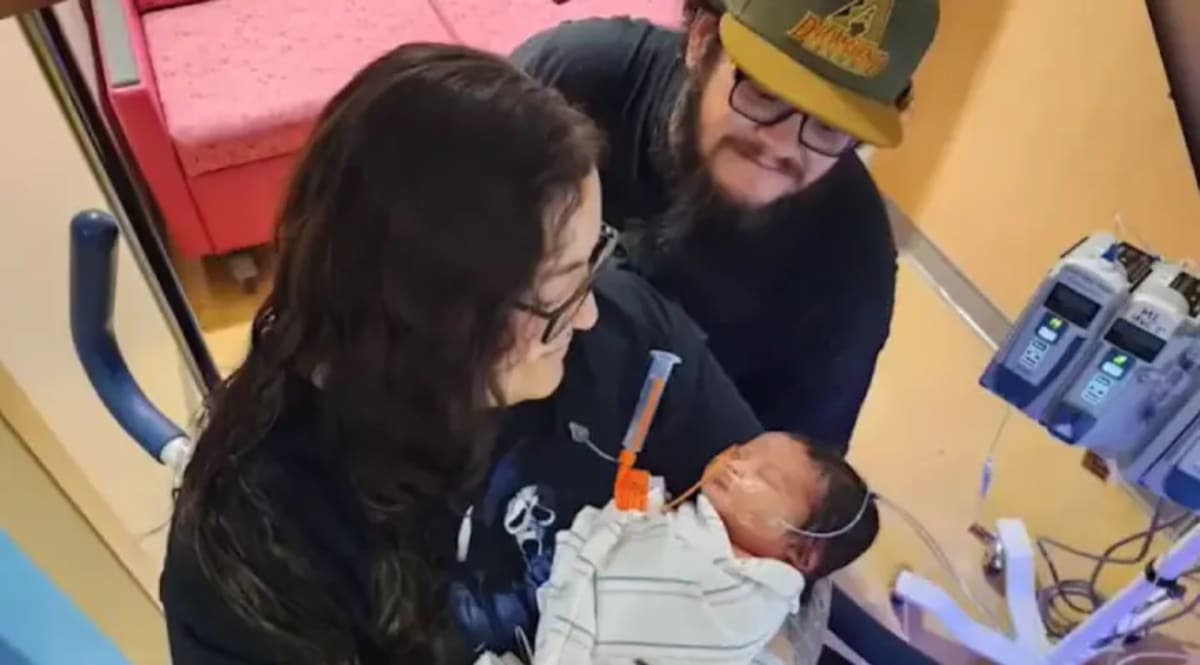 Post Office Clerk Saves Baby After Heart Emergency in Arizona