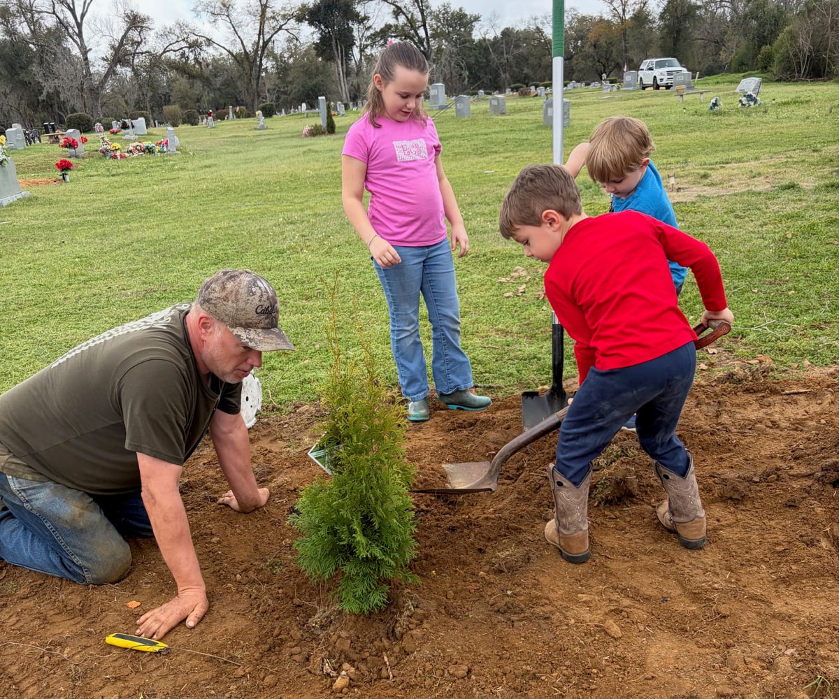 Volunteers Plant 500-Foot Green Fence at Selma Cemetery - Image 2