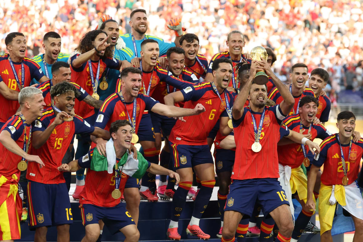 Spain's World Cup Winners Greeted by 1 Million Fans - Image 2