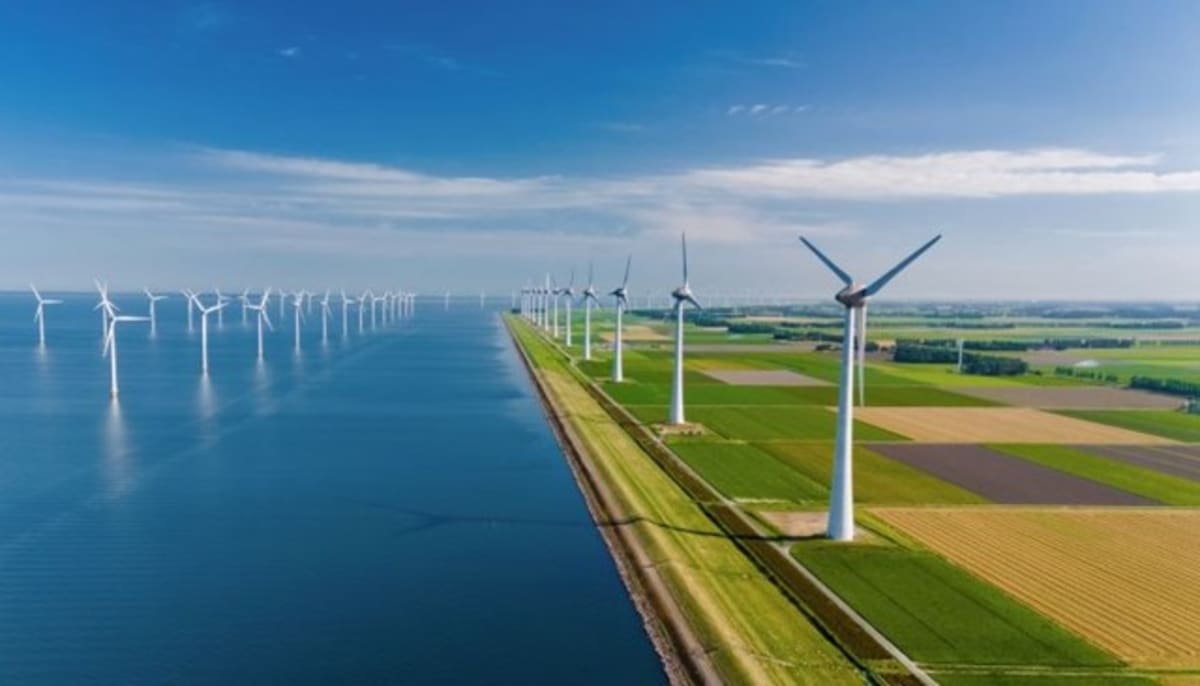 UK Renewable Energy Hits 52.5% of National Grid in 2025