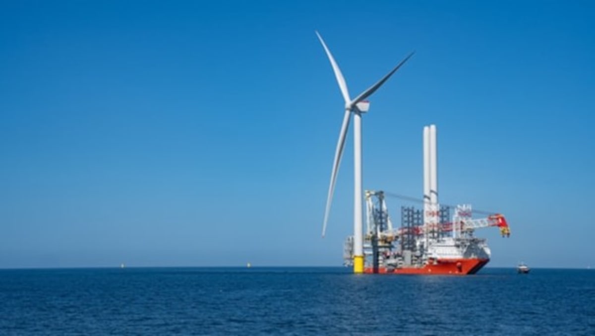 UK Installs Record 115-Meter Wind Turbine Blades