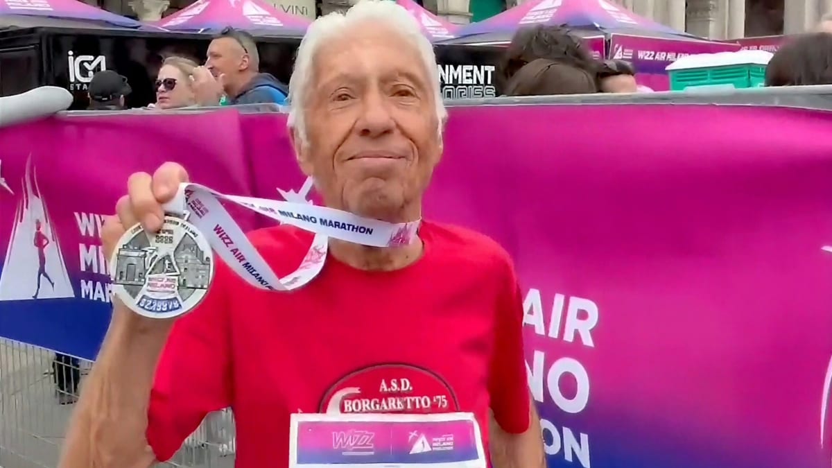 90-year-old Giuseppe Damato running the Milan Marathon in blue athletic gear