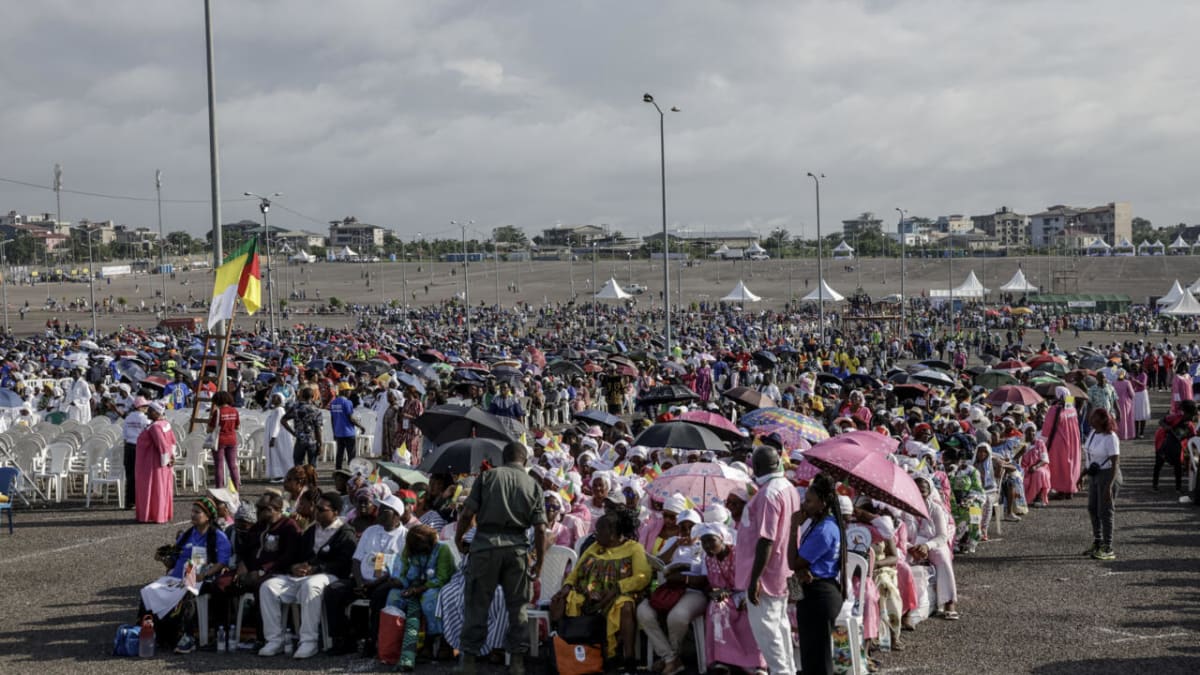 600,000 Gather for Pope Leo's Mass in Cameroon
