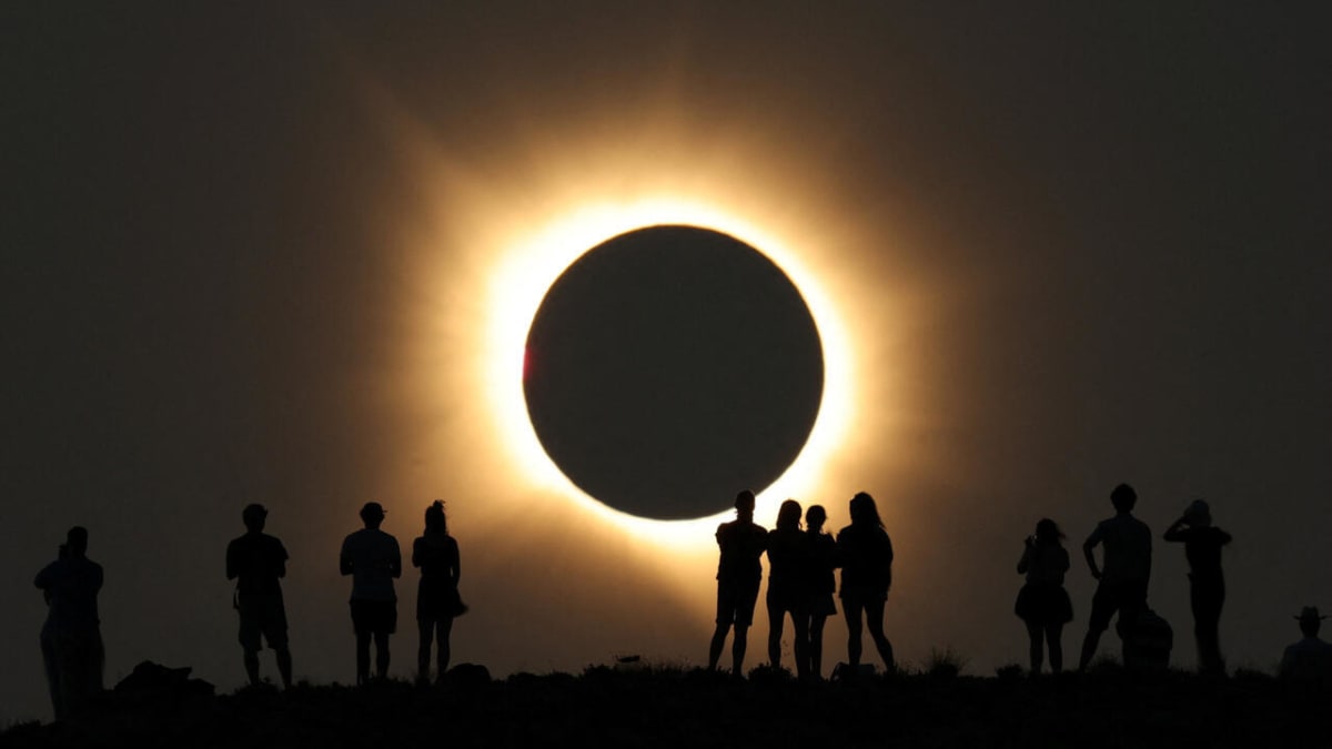Moon completely covers sun during total solar eclipse over Spain's Javalambre Observatory