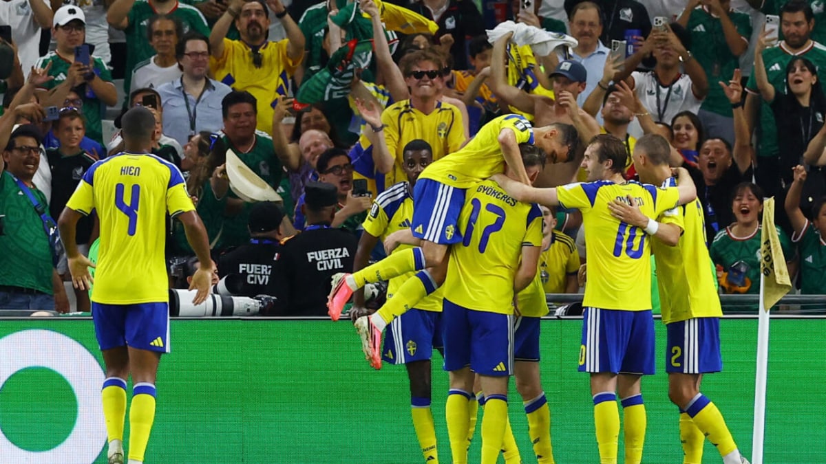 Sweden's Viktor Gyökeres celebrates with teammates after scoring their third goal against Tunisia in Monterrey