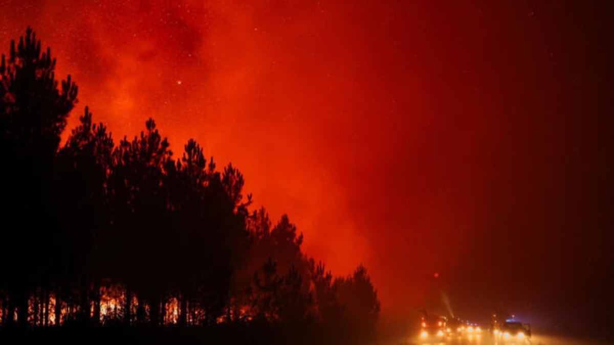 French Farmers Drive Water Tankers to Battle Historic Fires - Image 3